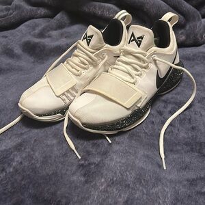 White Nike basketball shoes. Women’s 8.5